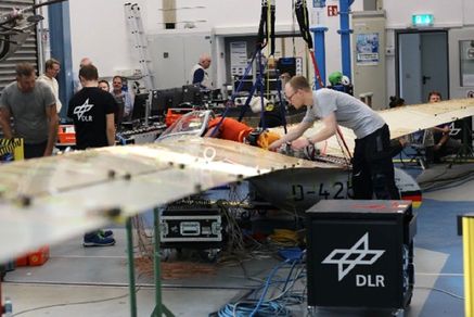 Standschwingversuch beim DLR
